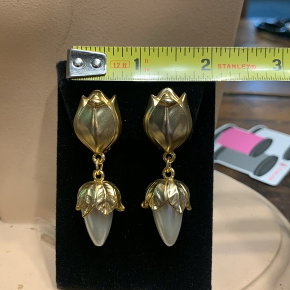 BOLD GOLD FLOWER AND PEARL DROP CLIP ON EARRINGS - Picture 10 of 13